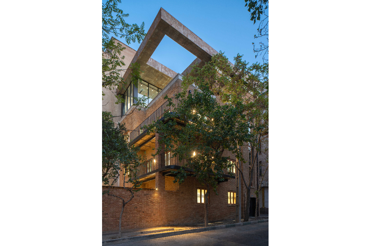 رتبه سوم: مرکز چندمنظوره خارک، تهران